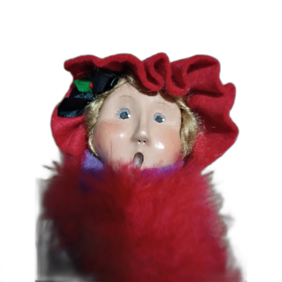 The Carolers 2004 Byers Choice Lady Singer with Feather Boa - Picture 3 of 6